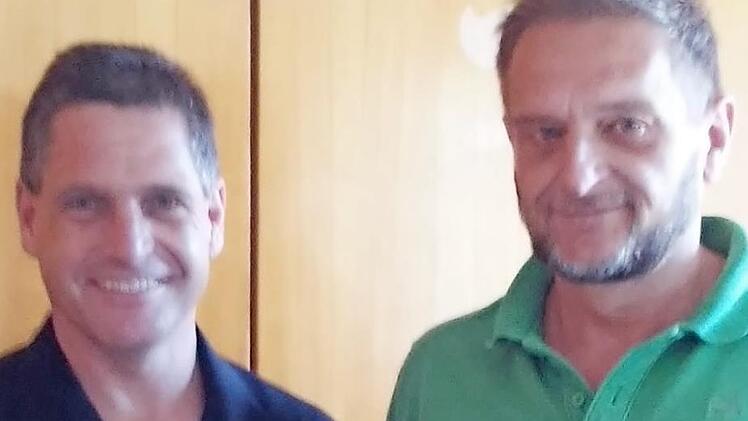 Michael Zetzmann (l.) erhält im Landratsamt von Roland Stark die Bestellungsurkunde.  Foto: eh