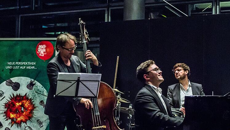 Jazzabend bei den Musikfreunden: Mini Schulz, Frank Dupree und Obi Jenne (von links) gastierten im HUK-Foyer auf der Bertelsdorfer Höhe.Foto: Jochen Berger