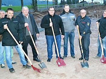 Sie tätigten den Spatenstich (von rechts): Florian Schwalme (Bauausführung FF Obristfeld), Kreisbrandrat Timm Vogler, Lukas Klammer von der Firma Klamert, Christoph Schöpke (gemeindliche Bauverwaltung), Bürgermeister Christian Mrosek, Thomas Pfaff (Vorsitzender FF Obristfeld), Marco Hümmer (2. Vorsitzender FF Obristfeld). Foto: Thomas Micheel