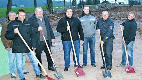 Sie tätigten den Spatenstich (von rechts): Florian Schwalme (Bauausführung FF Obristfeld), Kreisbrandrat Timm Vogler, Lukas Klammer von der Firma Klamert, Christoph Schöpke (gemeindliche Bauverwaltung), Bürgermeister Christian Mrosek, Thomas Pfaff (Vorsitzender FF Obristfeld), Marco Hümmer (2. Vorsitzender FF Obristfeld). Foto: Thomas Micheel