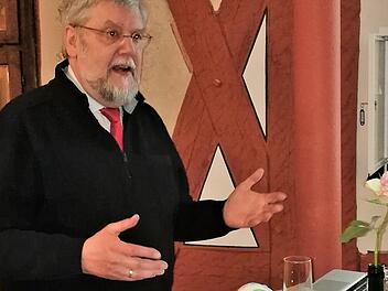 Autor Guido Fuchs stellt sein Buch "In der Bahnhofsgaststätte" vor. Foto: Sigismund von Dobschütz