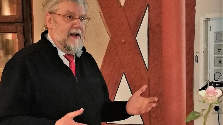 Autor Guido Fuchs stellt sein Buch "In der Bahnhofsgaststätte" vor. Foto: Sigismund von Dobschütz