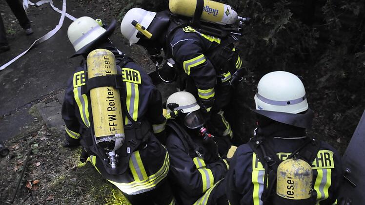 Ein verletzter Atemschutzträger musste aus dem brennenden Keller gerettet werden. Foto: Peter Klopf