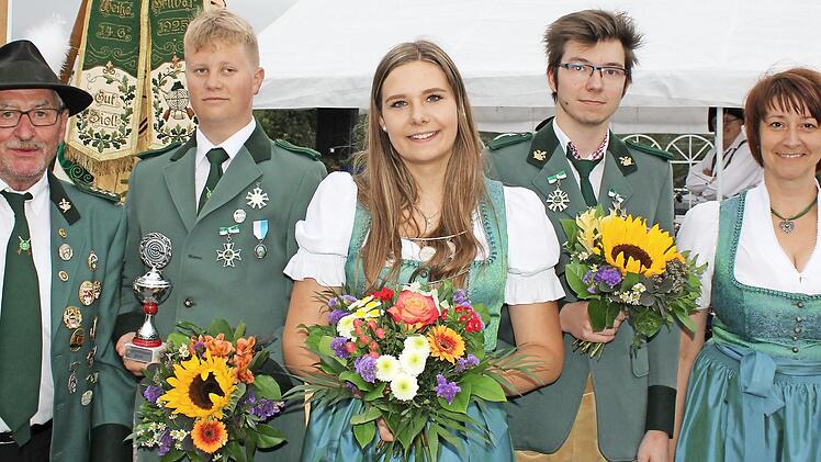 Die Regentschaft beim Nachwuchs der Sch&uuml;tzengesellschaft in Grub am Forst (von links) Joachim Welsch, Felix Knoch, Lena B&auml;tz, Paul Schirmann und Maria Lessig