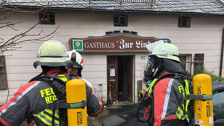 Feuerwehreinsatz in Regnitzlosau: Am Gasthaus "Zur Linde'" war ein Brand ausgebrochen. Foto: NEWS5 / Fricke