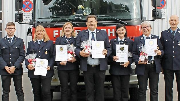 Die geehrten Mitgliedern mit den Vertretern der Feuerwehr und der Politik