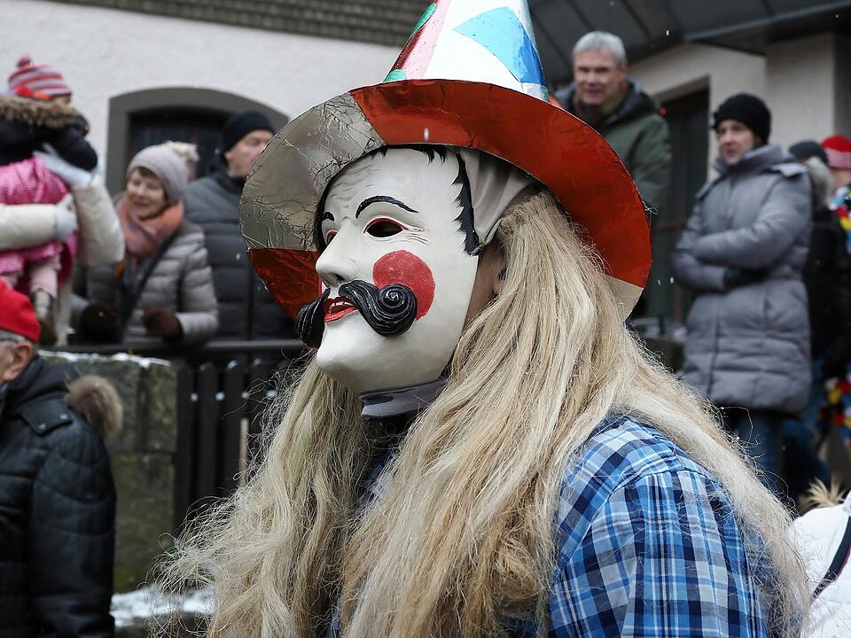 Tausende Besucher beim traditionellen Maskenumzug