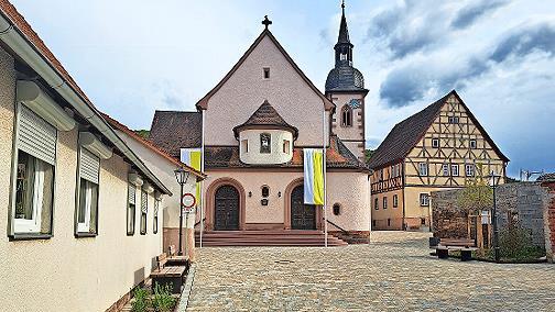 Mit einem Fest wird der neu gestaltete Kirchplatz offiziell eingeweiht.
