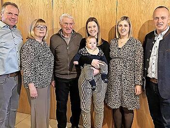 Jubilar Klaus Pohl (Dritter v. l.) zusammen mit (v.l.) Schwiegersohn Jürgen, Tochter Iris, Enkelin Sophia mit Urenkel Julius, Enkelin Laura und Bürgermeister Thomas Löffler.