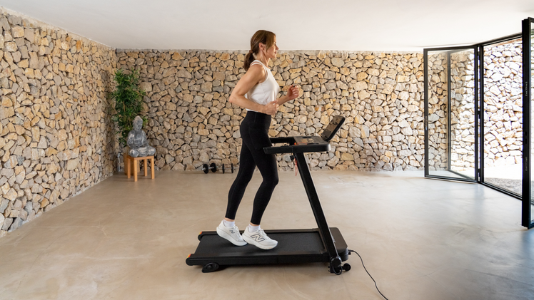 Das R2 Laufband macht den Einstieg ins Home-Cardio besonders leicht. Mit seinem kompakten Format passt es ideal in kleinere R&auml;ume und l&auml;sst sich nach dem Training einfach verstauen.
