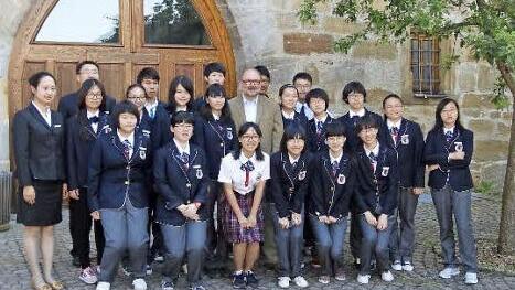 Bürgermeister Robert Herrmann in mitten von Chinesen: Bei der Begegnung kam auch die Frage nach der Demokratie und der Abstimmung durch die Mehrheit auf.   Foto: Eckert