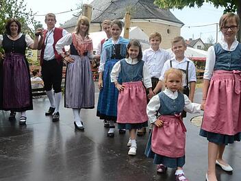 Trachten- und Brauchtumstänze standen im Mittelpunkt der Einhaltkerba in Welitsch. Mehrere Generationen führten alte Tänze vor und luden anschließend zur Kerba ein (von vorne): Vivien und Chantal, Daria und Jonas, Katharina und Paul, Philipp und Lisa sowie Dietfried Detsch und Petra Scherbel. Foto: K.-H. Hofmann