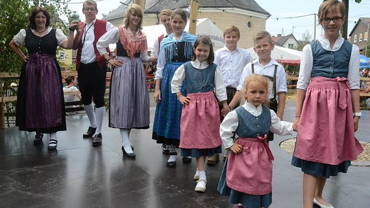 Trachten- und Brauchtumstänze standen im Mittelpunkt der Einhaltkerba in Welitsch. Mehrere Generationen führten alte Tänze vor und luden anschließend zur Kerba ein (von vorne): Vivien und Chantal, Daria und Jonas, Katharina und Paul, Philipp und Lisa sowie Dietfried Detsch und Petra Scherbel. Foto: K.-H. Hofmann
