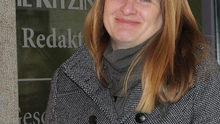 Redakteurin Diana Fuchs verliert auch beim Kistenschleppen ihre gute Laune nicht. Foto: Landgraf