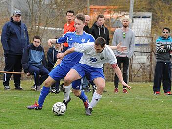 Den Siegtorschützen im Nacken: Christian Heilmann vom FC 06 Bad Kissingen (vorne) hat Mühe bei der Ball-Behauptung gegen Münnerstadts Niklas Markart. Foto: Hopf