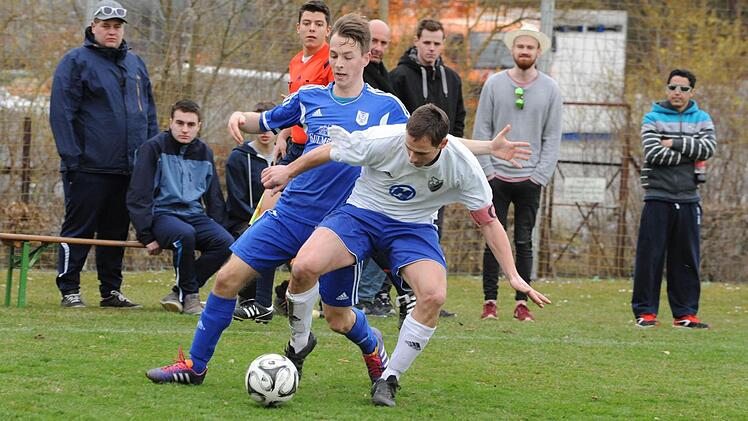 Den Siegtorschützen im Nacken: Christian Heilmann vom FC 06 Bad Kissingen (vorne) hat Mühe bei der Ball-Behauptung gegen Münnerstadts Niklas Markart. Foto: Hopf