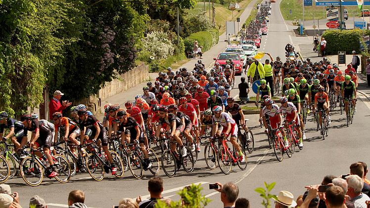 Ein beeindruckender Tross von Radsportlern und Begleitfahrzeugen sauste gestern in atemberaubendem Tempo durch die Straßen von Ebern und mancher umliegender Orte.