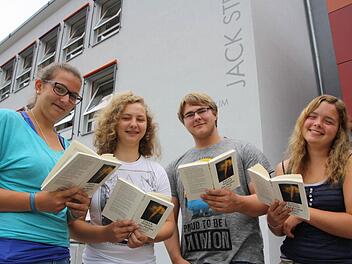 Magdalena Schatz (von links), Juliane Koy, David Skrzypczyk und Laura Vorndran sind vier der 27 Schüler, die heuer die Einführungsklasse am Jack-Steinberger-Gymnasium besucht haben. Im kommenden Schuljahr geht es dann regulär in der Oberstufe weiter. Foto: Ralf Ruppert