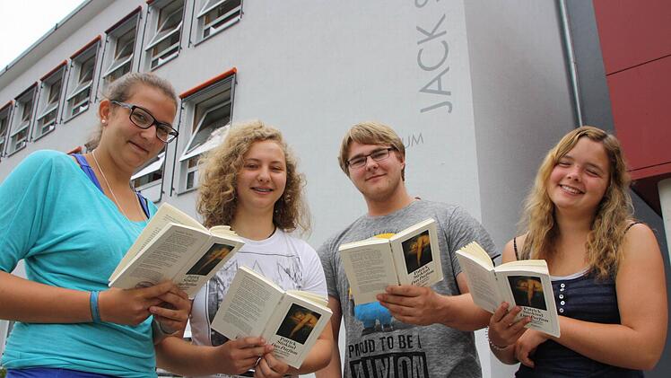 Magdalena Schatz (von links), Juliane Koy, David Skrzypczyk und Laura Vorndran sind vier der 27 Schüler, die heuer die Einführungsklasse am Jack-Steinberger-Gymnasium besucht haben. Im kommenden Schuljahr geht es dann regulär in der Oberstufe weiter. Foto: Ralf Ruppert