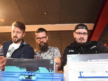 Jagdfieber: Drei Herren stöbern Schulter an Schulter in der Vynil-Auswahl. Foto: Markus Häggberg