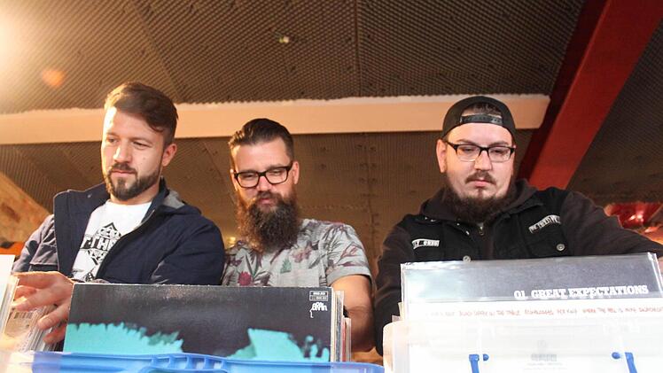 Jagdfieber: Drei Herren stöbern Schulter an Schulter in der Vynil-Auswahl. Foto: Markus Häggberg