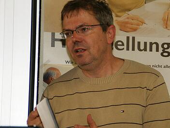 Winfried Schorb bei seinem Vortrag in Haßfurt Foto: Sabine Weinbeer