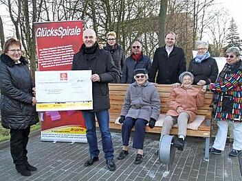 Ulrich Krückel, Bezirksstellenleiter der Lotterieverwaltung München (Zweiter von links), überreichte an Heimleiterin Elke Gäbelein (links) einen Scheck in Höhe von 26 800 Euro für die Einrichtung der Aktivierungsinseln.  Foto: Gerda Völk