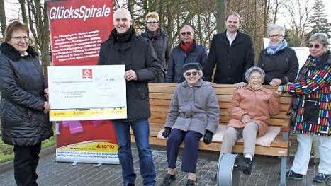 Ulrich Krückel, Bezirksstellenleiter der Lotterieverwaltung München (Zweiter von links), überreichte an Heimleiterin Elke Gäbelein (links) einen Scheck in Höhe von 26 800 Euro für die Einrichtung der Aktivierungsinseln.  Foto: Gerda Völk