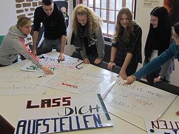 Die Helfer haben bei der Kandidatensuche alle H&auml;nde voll zu tun: Julia Gally, Alexander Wirth, Nina Blersch, Jasmin Reinhardt, Bianca Eckel, Julia Wieland (von links).  Foto: Filiz Mailhammer