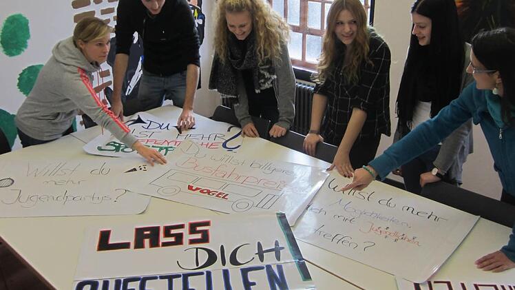 Die Helfer haben bei der Kandidatensuche alle H&auml;nde voll zu tun: Julia Gally, Alexander Wirth, Nina Blersch, Jasmin Reinhardt, Bianca Eckel, Julia Wieland (von links).  Foto: Filiz Mailhammer