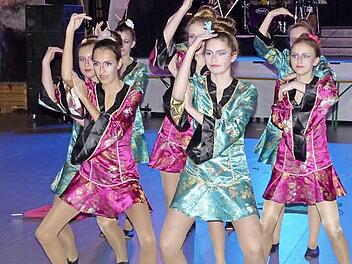 Die "Dance Monsters" entführten grazil auf den asiatischen Kontinent. Foto: Klaus-Peter Wulf