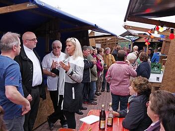 PGR-Vorsitzender Thomas Greser (von links), Pfarrer Sven Raube, Walter Preu&szlig; und B&uuml;rgermeisterin Susanne Grebner freuen sich &uuml;ber dieneuen Weihnachtsmarkt-St&auml;nde. Foto: Heike Sch&uuml;lein