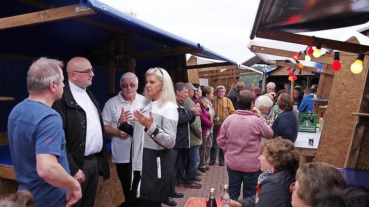 PGR-Vorsitzender Thomas Greser (von links), Pfarrer Sven Raube, Walter Preu&szlig; und B&uuml;rgermeisterin Susanne Grebner freuen sich &uuml;ber dieneuen Weihnachtsmarkt-St&auml;nde. Foto: Heike Sch&uuml;lein