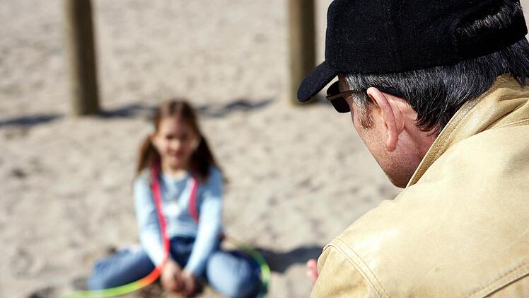 Ein Exhibitionist hat am Sonntagnachmittag vor Kindern auf einem Spielplatz in Erlangen an seinem Glied herumgespielt. Die Polizei sucht Zeugen. Symbolfoto: Jörg Lange dpa