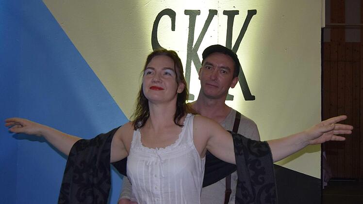 Rose und Jack (Anja Kluge und Daniel Kunzel aus Bad Staffelstein) eröffneten den SKK-Fasching mit der Titelmelodie aus dem Film "Titanic".Andreas Welz