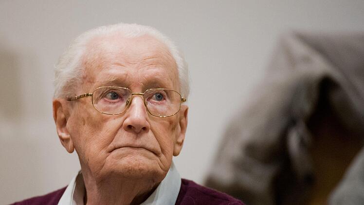 Der ehemalige SS-Mann Oskar Gr&ouml;ning ist offenbar noch vor seinem Haftantritt verstorben. Der "Buchhalter von Auschwitz" war 96 Jahre alt. Foto: Julian Stratenschulte/dpa