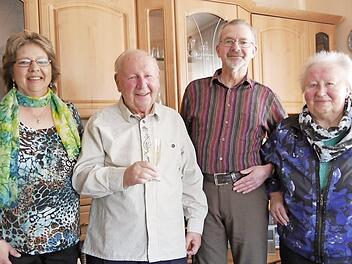 Beide Kinder, Tochter Andrea (links) und Sohn Dietmar, lassen den Vater nicht aus den Augen. Und Kurt Kanzogs Schwester Margot (rechts) wohnt auch ganz in der Nähe des Jubilars. Foto: Manja von Nida