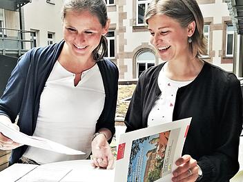 Anregungen zu gesundheitsfördernden Initiativen und Projekten für Stadt und Landkreis holten sich (von links) die städtische Wirtschaftsförderin Svenja Melchert und Daniela Volkmuth, Geschäftsstellenleiterin der Gesundheitsregion Bad Kissingen  Foto: Sigismund von Dobschütz