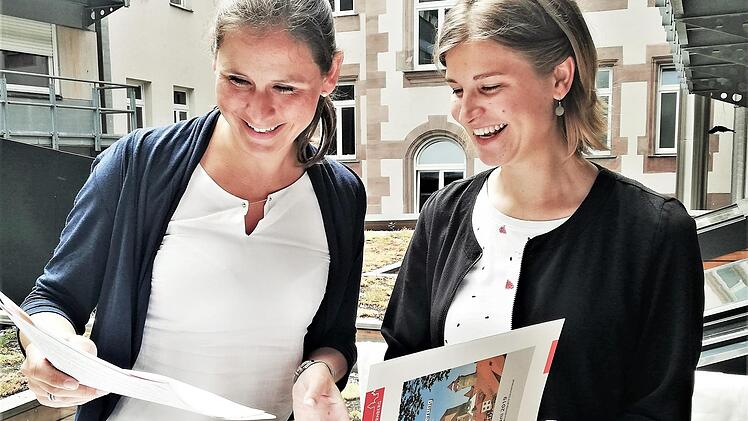 Anregungen zu gesundheitsfördernden Initiativen und Projekten für Stadt und Landkreis holten sich (von links) die städtische Wirtschaftsförderin Svenja Melchert und Daniela Volkmuth, Geschäftsstellenleiterin der Gesundheitsregion Bad Kissingen  Foto: Sigismund von Dobschütz