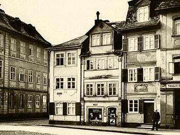 Das E.T.A.-Hoffmann-Haus am Schillerplatz 1930, davor wohl der damalige Besitzer Peter Spiegel  Foto: Gerald Raab, Staatsbibliothek Bamberg