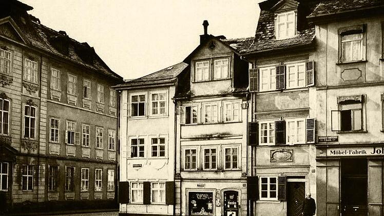 Das E.T.A.-Hoffmann-Haus am Schillerplatz 1930, davor wohl der damalige Besitzer Peter Spiegel  Foto: Gerald Raab, Staatsbibliothek Bamberg