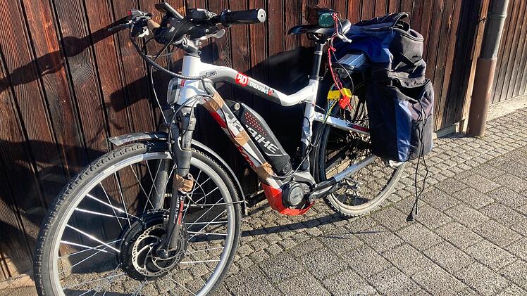 Gleich mehrfach frisiert hatte ein 40-Jähriger sein S-Pedelec. Die Polizei stellte das "Monster-Bike" sicher.