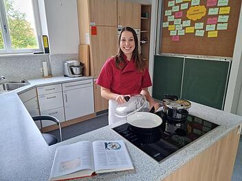 Jana Wagenländer ist die neue Fachlehrerin für Küchenpraxis an der Hauswirtschaftsschule in Bischofsheim. Zwei ihrer Empfehlungen zum Energiesparen: Deckel auf Töpfe und Pfannen und den Schnellkochtopf verwenden.