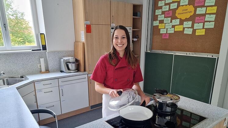 Jana Wagenländer ist die neue Fachlehrerin für Küchenpraxis an der Hauswirtschaftsschule in Bischofsheim. Zwei ihrer Empfehlungen zum Energiesparen: Deckel auf Töpfe und Pfannen und den Schnellkochtopf verwenden.