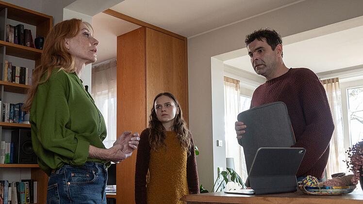 Jasmin (Mariella Aumann, zweite von links) hat eine Suchmeldung bei Social Media gepostet. Lou (Andrea Sawatzki) und Benno (Andreas D&ouml;hler) wurden von der Aktion &uuml;berrascht.