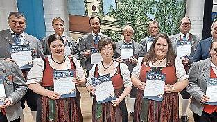 Reihe vorne von links: Stefan Roth, Johanna B&uuml;chner, Konstanze Bubholz, Bettina Z&uuml;gner und Karina Klein, Reihe hinten von links: Eugen Pfeffermann, Matthias Reissig, Alexander Reissig, Albert Reuter, Vinzenz M&uuml;ller, Norbert Heinlein und Dominik Si...