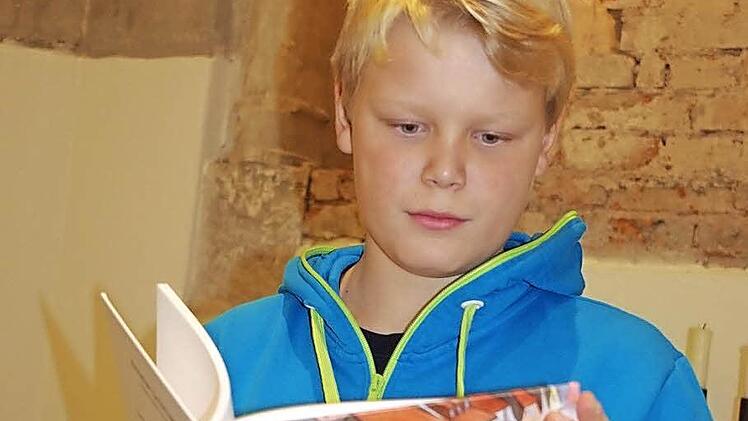 Bei der Buchpräsentation in der ehemaligen Kronacher Synagoge schmökerte der elfjährige Lucas Eilers s in den "Kronacher G´schichten".  Foto: Heike Schülein