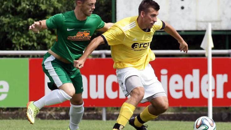 Der Ebensfelder Kevin Popp (rechts) schirmt den Ball vor Lukas Reul ab. Foto: sportpress