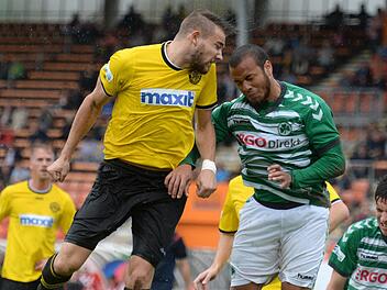 Michael Eckert gewinnt einen Kopfball gegen den Fürther Jann George. Fotos: Peter Mularczyk
