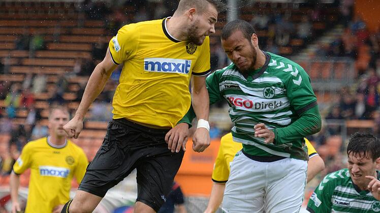 Michael Eckert gewinnt einen Kopfball gegen den Fürther Jann George. Fotos: Peter Mularczyk